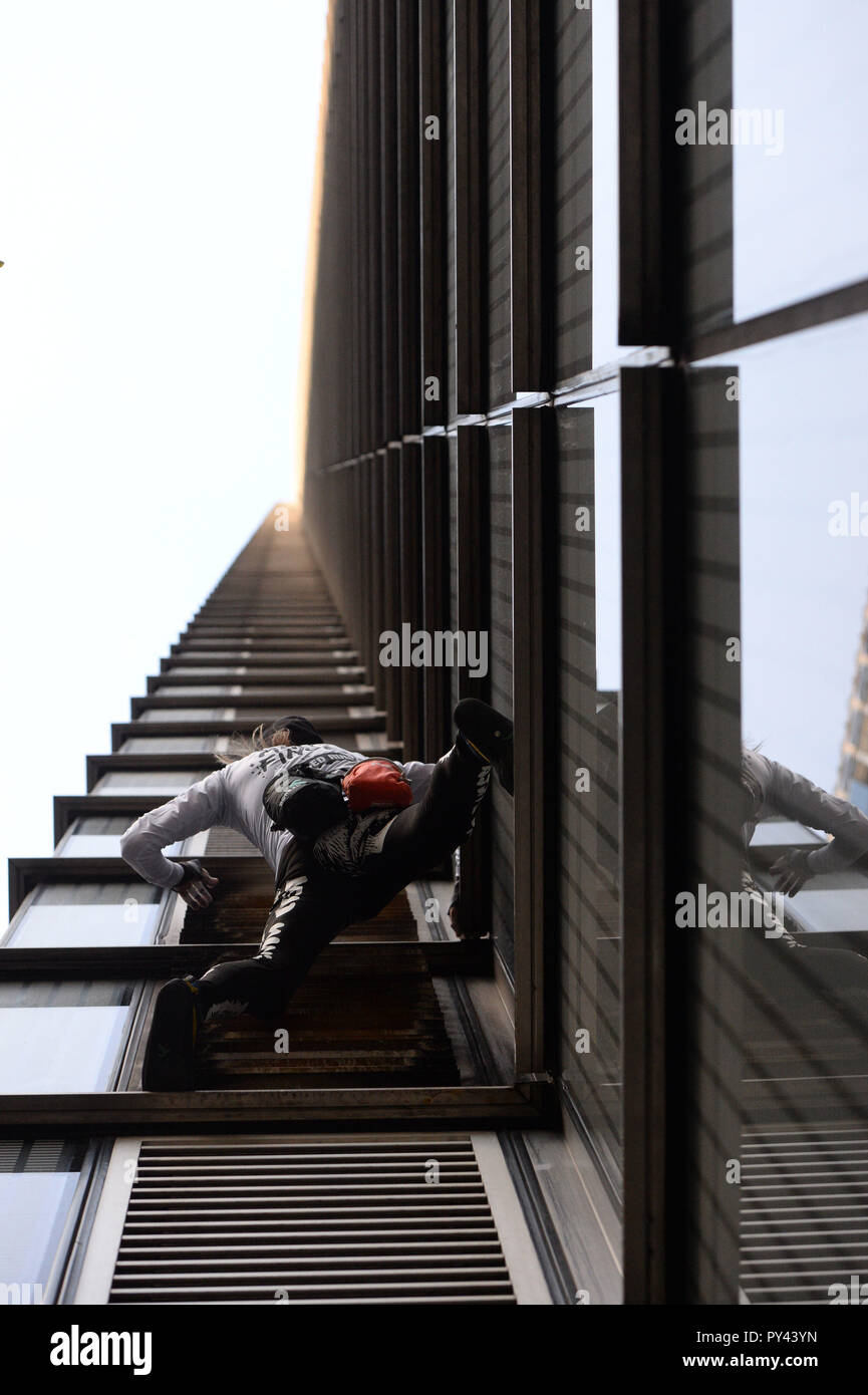 Daredevil scalatore Alain Robert, doppiato il francese Spiderman, bilancia il al di fuori dell'Heron Torre di Londra. Foto Stock