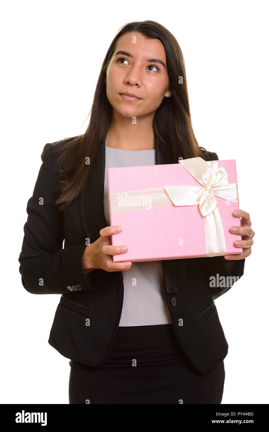 Giovane imprenditrice caucasica azienda confezione regalo mentre pensando Foto Stock