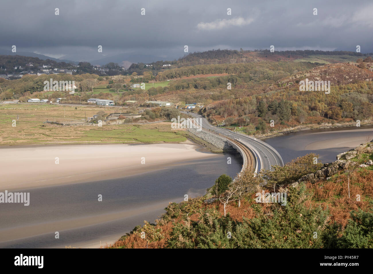Il nuovo Pont Briwet ponte (2014) portando il Cambrian Coast linea ferroviaria e il traffico sulla Dwyryd estuario, il Galles del Nord Foto Stock