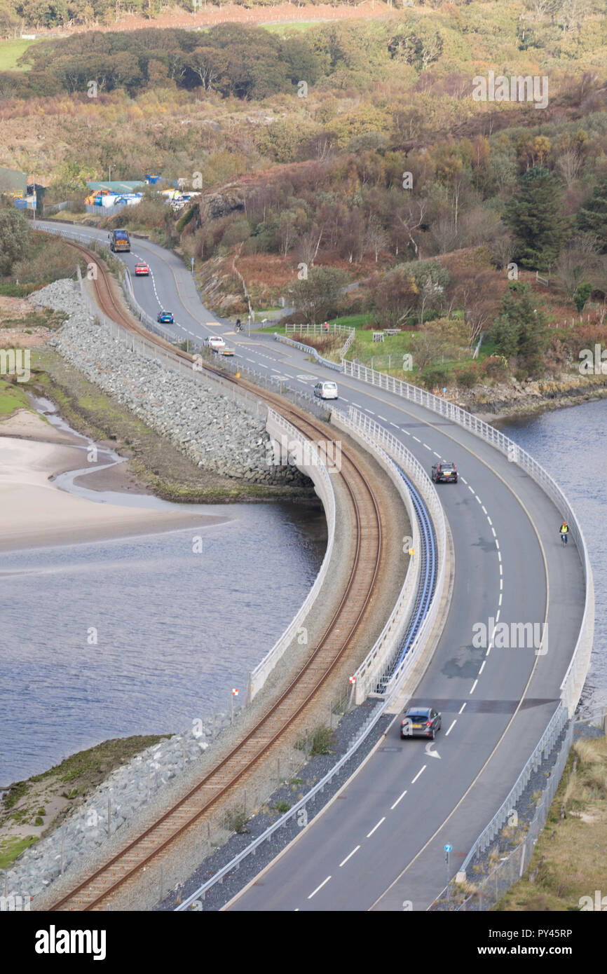 Il nuovo Pont Briwet ponte (2014) portando il Cambrian Coast linea ferroviaria e il traffico sulla Dwyryd estuario, il Galles del Nord Foto Stock