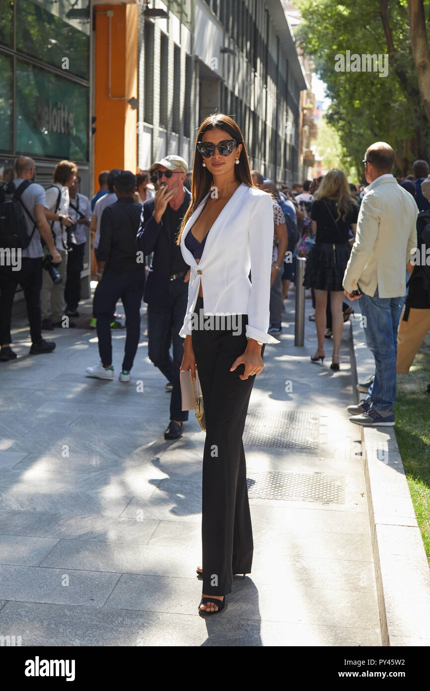 Milano, Italia - 23 settembre 2018: Donna con camicia bianca e pantaloni neri prima di Giorgio Armani fashion show, la Settimana della Moda Milanese street style Foto Stock