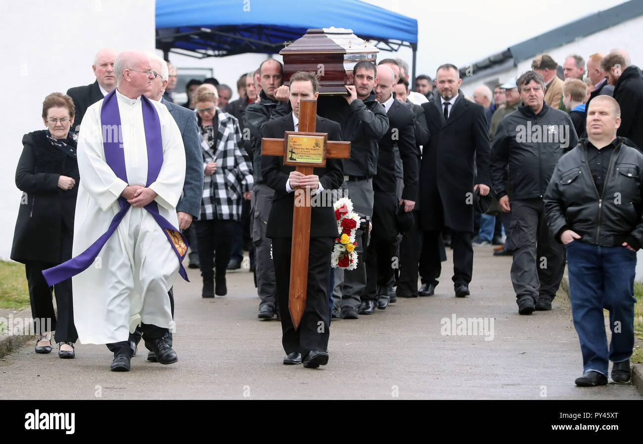 La bara dell'Irlanda ultimo re, Patsy Dan Rodgers, rende modo di San Colombano la chiesa su Tory Island, al largo della costa della Co Donegal per il suo funerale. Foto Stock