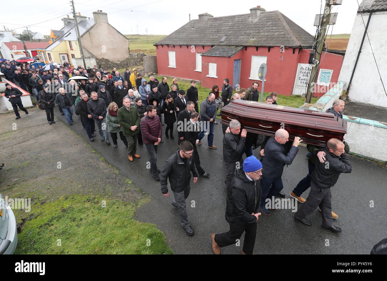 La bara dell'Irlanda ultimo re, Patsy Dan Rodgers, rende modo di San Colombano la chiesa su Tory Island, al largo della costa della Co Donegal per il suo funerale. Foto Stock