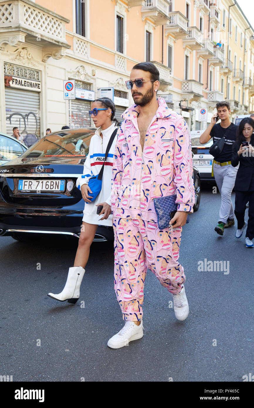 Milano, Italia - 23 settembre 2018: l'uomo con la tuta rosa con facce  disegno prima fila fashion show, la Settimana della Moda Milanese street  style Foto stock - Alamy