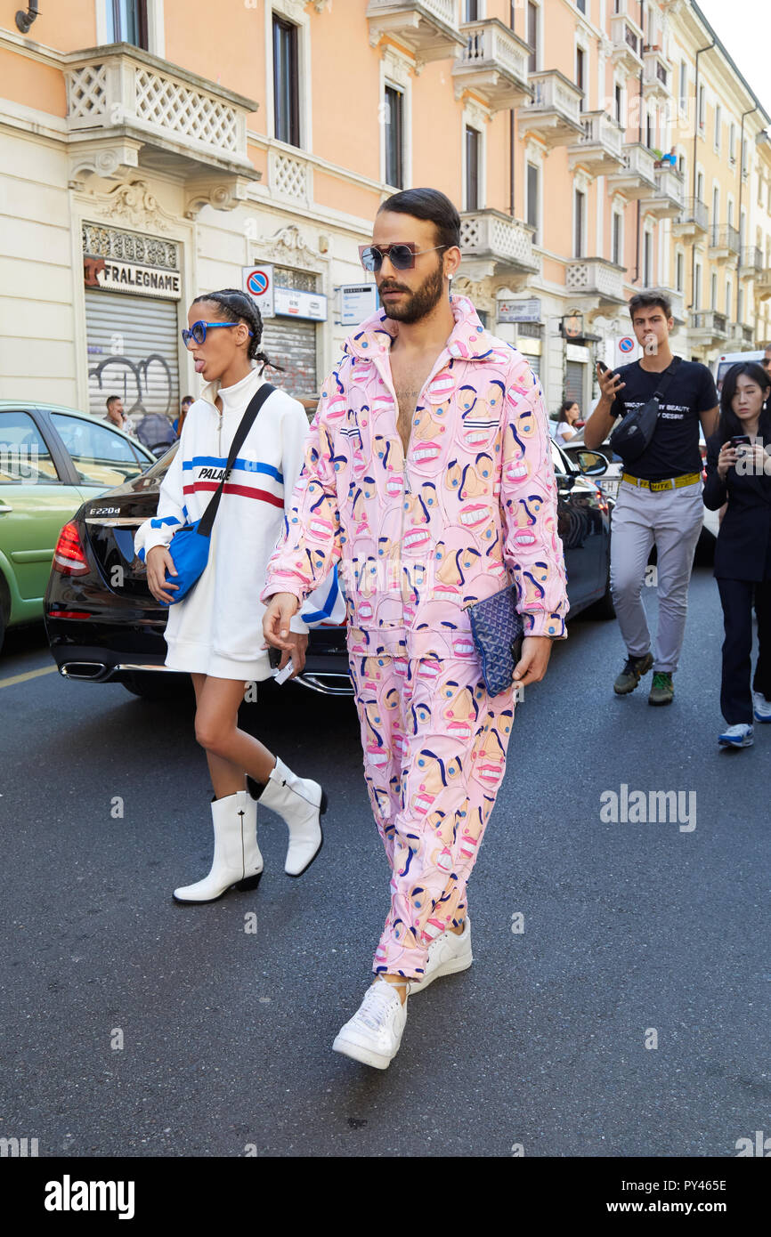 Milano, Italia - 23 settembre 2018: l'uomo con la tuta rosa con facce  disegno prima fila fashion show, la Settimana della Moda Milanese street  style Foto stock - Alamy