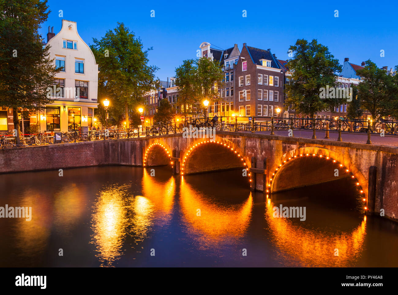Illuminata di Amsterdam canal ponte sul canale Keizergracht e ponte Leliegracht Amsterdam Olanda Paesi Bassi EU Europe Foto Stock
