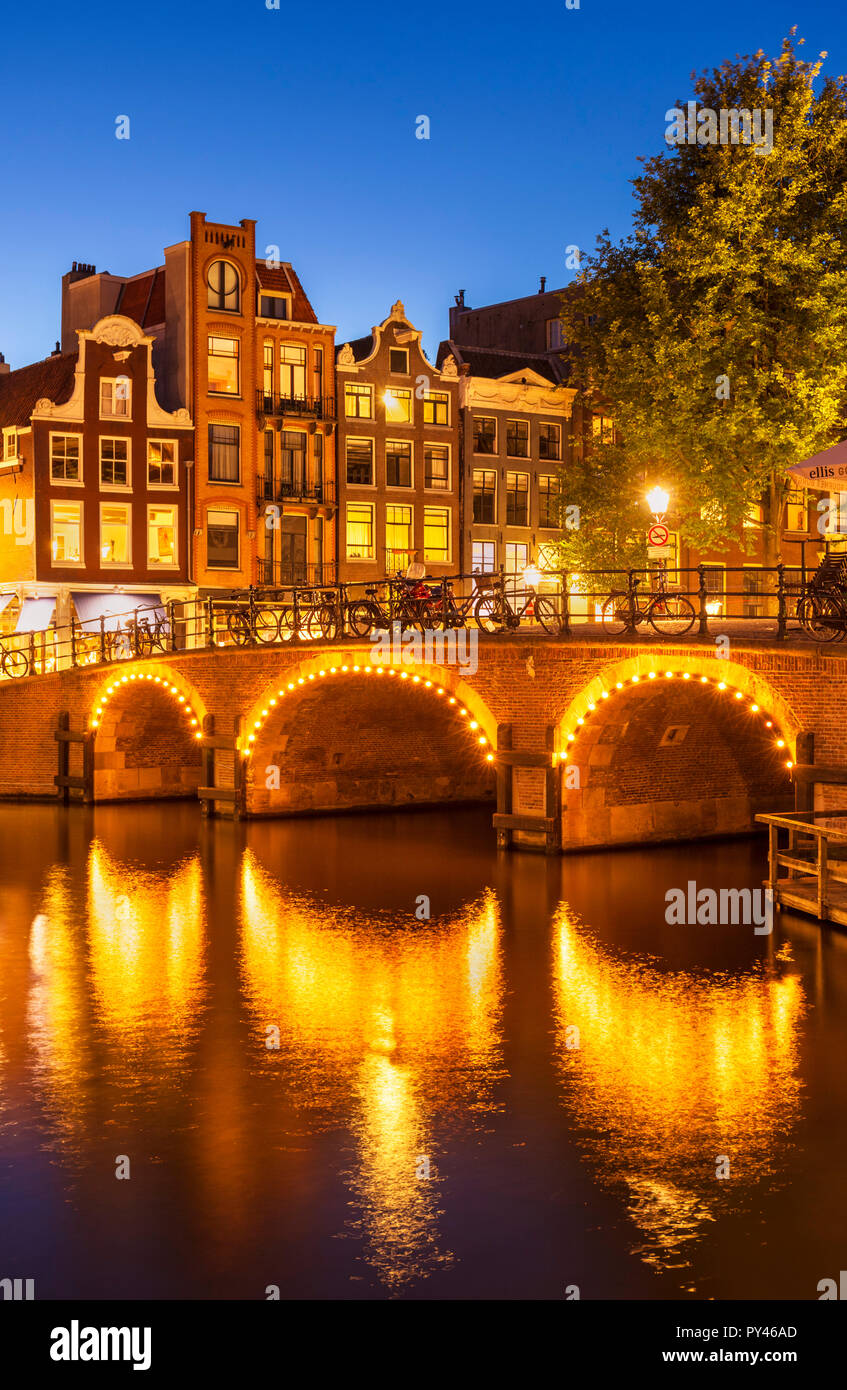 Illuminata di Amsterdam canal ponte sul Singel Torensluis Canal Amsterdam canal ponte di Amsterdam Olanda Paesi Bassi EU Europe Foto Stock