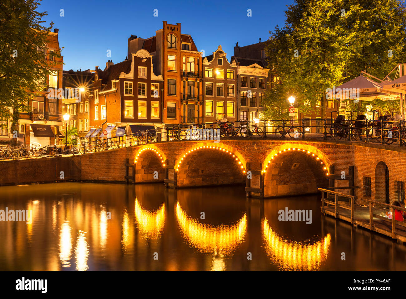 Illuminata di Amsterdam canal ponte sul Singel Torensluis Canal Amsterdam canal ponte di Amsterdam Olanda Paesi Bassi EU Europe Foto Stock