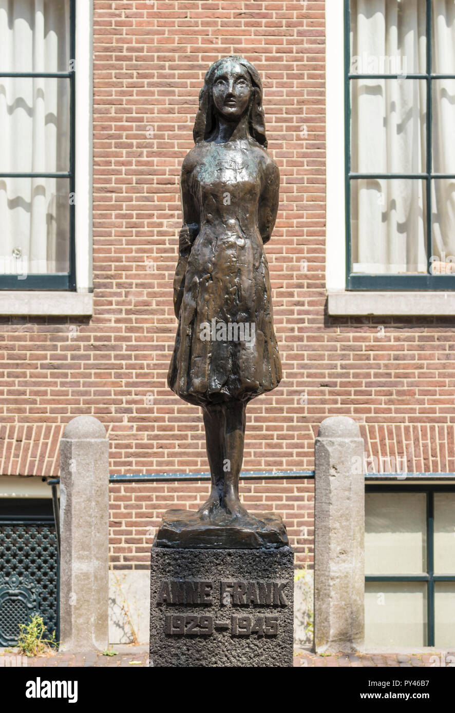 Statua di Amsterdam di Anne Frank statua sulla Westerkerk plaza intorno all'angolo dalla casa di Anne Frank Museum Amsterdam Holland Olanda UE Europa Foto Stock