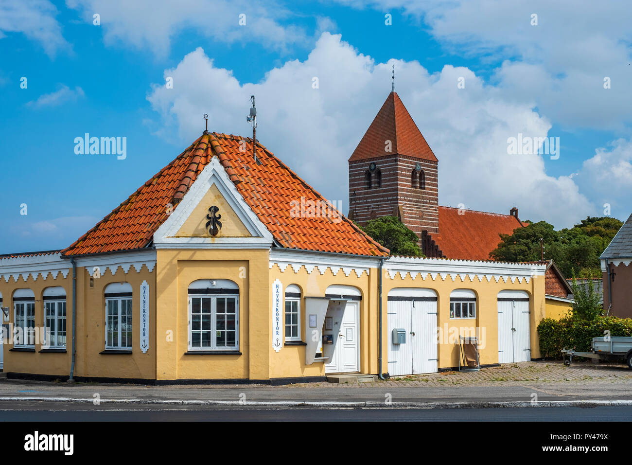 Ufficio portuale e San Hans Chiesa di Stege, Moen Isola, Danimarca, Scandinavia, Europa. Foto Stock