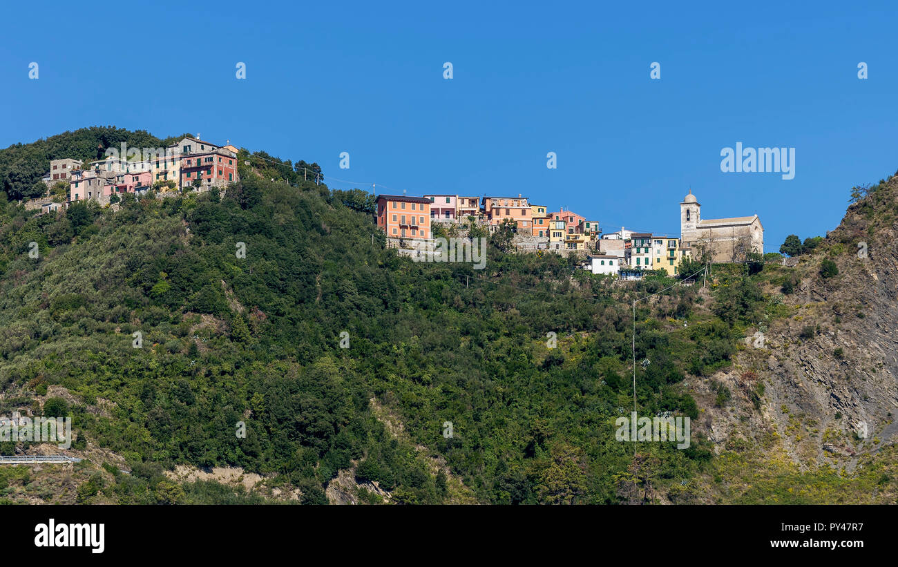 Il piccolo villaggio sulla collina di San Bernardino in Cinque Terre park, Liguria, Italia Foto Stock
