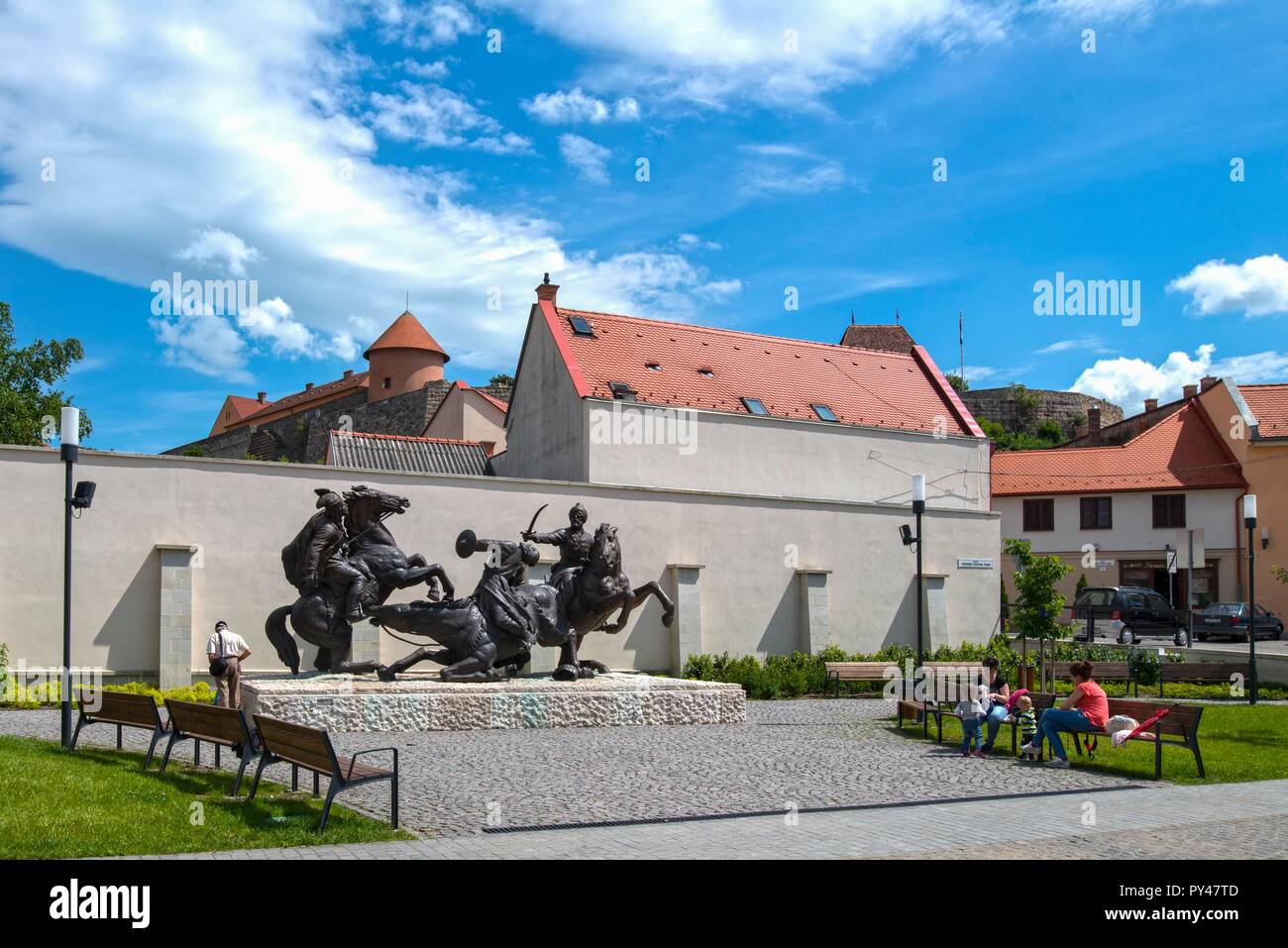 Ungheria, Eger. Le donne con i loro bambini rilassante pacificamente nella parte anteriore del memoriale della battaglia di Mohács contro invadors turco nel 1553 Foto Stock