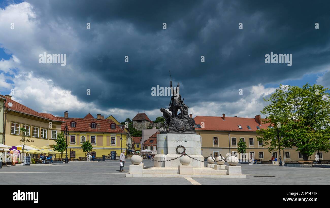 Una drammatica temporale è il cloud passando sopra la piazza centrale della pittoresca città ungherese di Eger Foto Stock