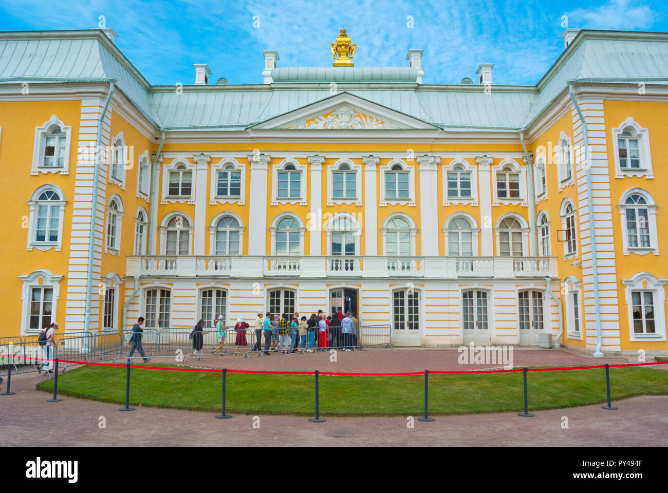 Il Grand Palace, Peterhof, nei pressi di San Pietroburgo, Russia Foto Stock