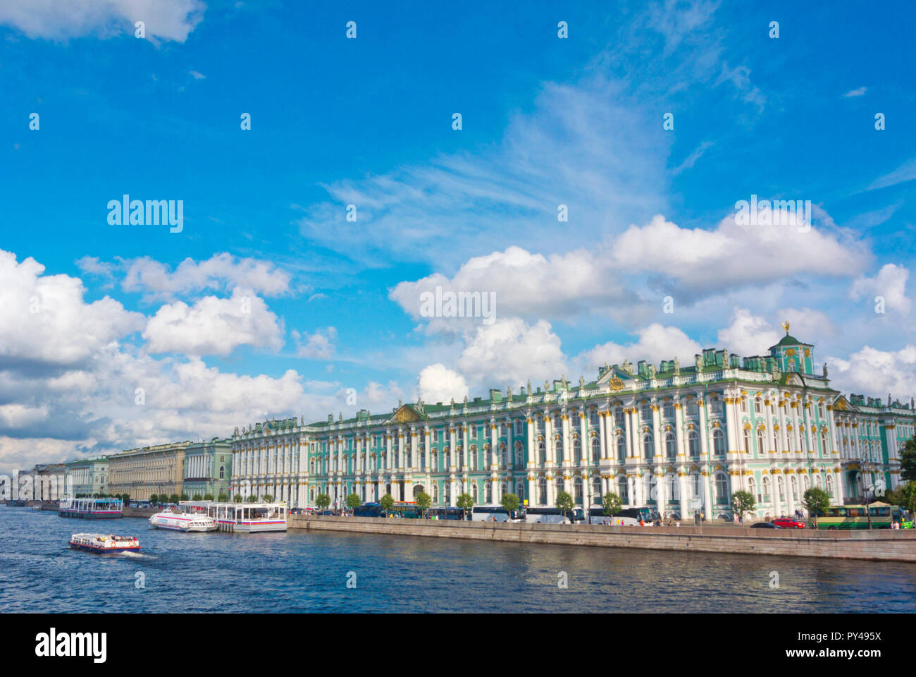 Palace terrapieno, con Palazzo d'inverno, San Pietroburgo, Russia Foto Stock