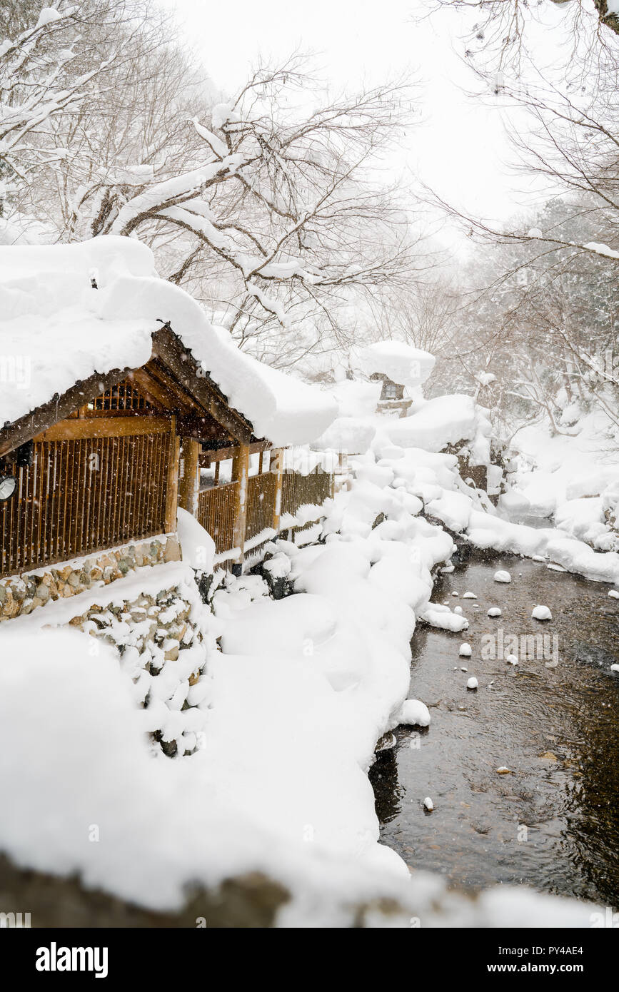 Splendida piscina di primavera calda sotto la neve havy, Takaragawa onsen, Gunma ,Giappone Foto Stock