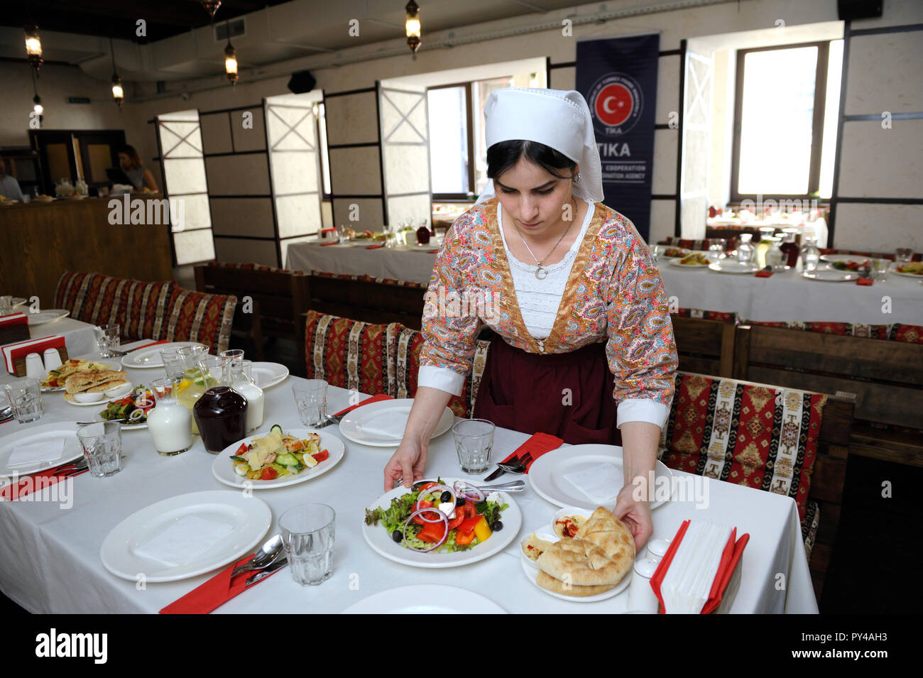 Presso il ristorante tartara: cameriera Tatar abito nativa impostazione della tabella. Settembre 8, 2018. A Kiev, Ucraina Foto Stock