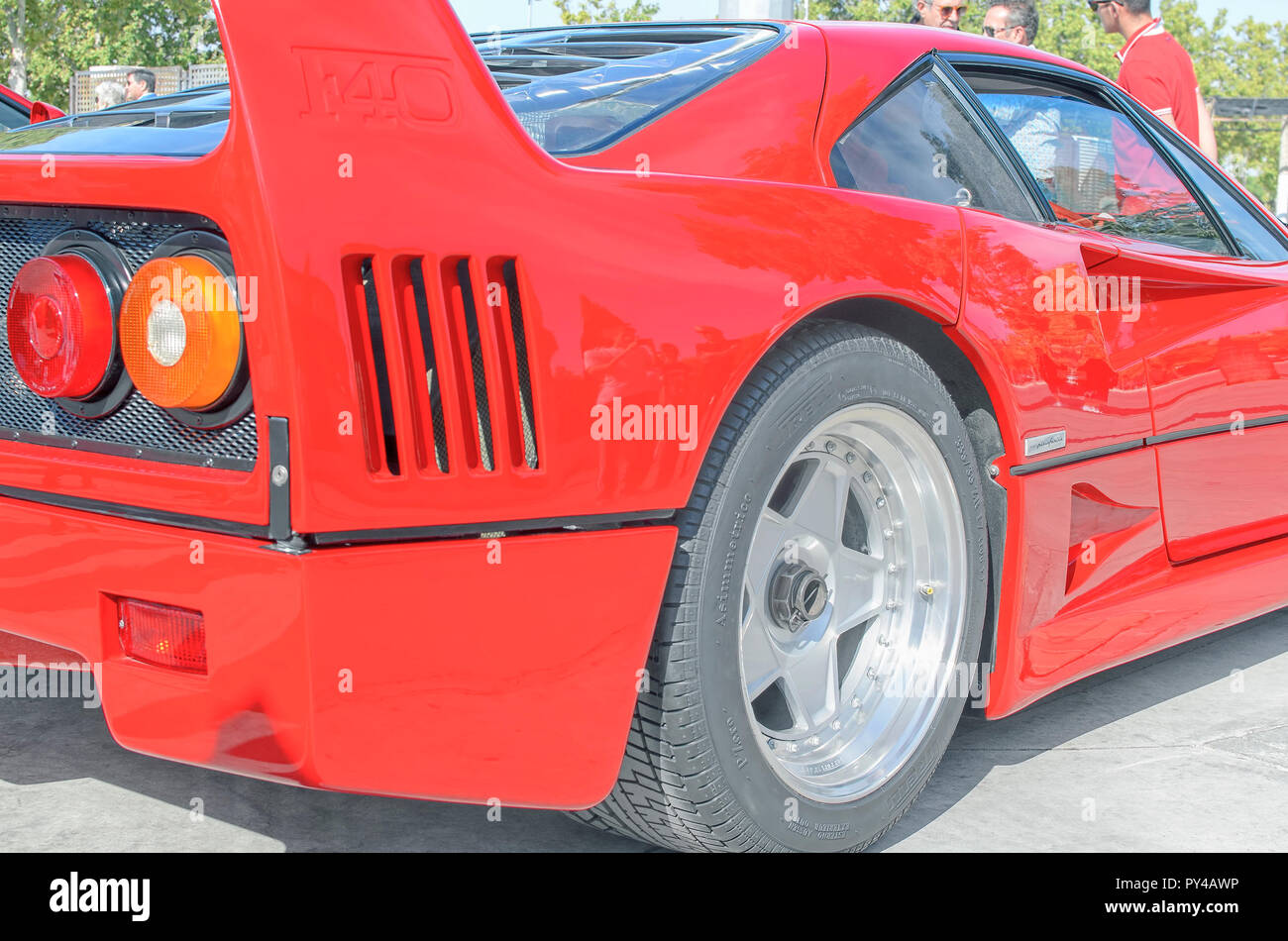 Riunione delle vetture Ferrari, durante le feste patronali di Torrejon de Ardoz (Madrid - Spagna). Parte posteriore della Ferrari F40, con P Zero Pirelli Tyre Foto Stock