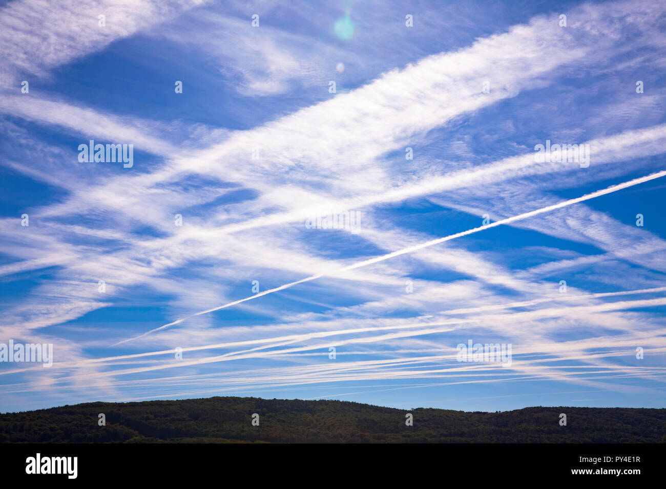 Le scie di condensazione, Germania. Kondensstreifen, Deutschland. Foto Stock