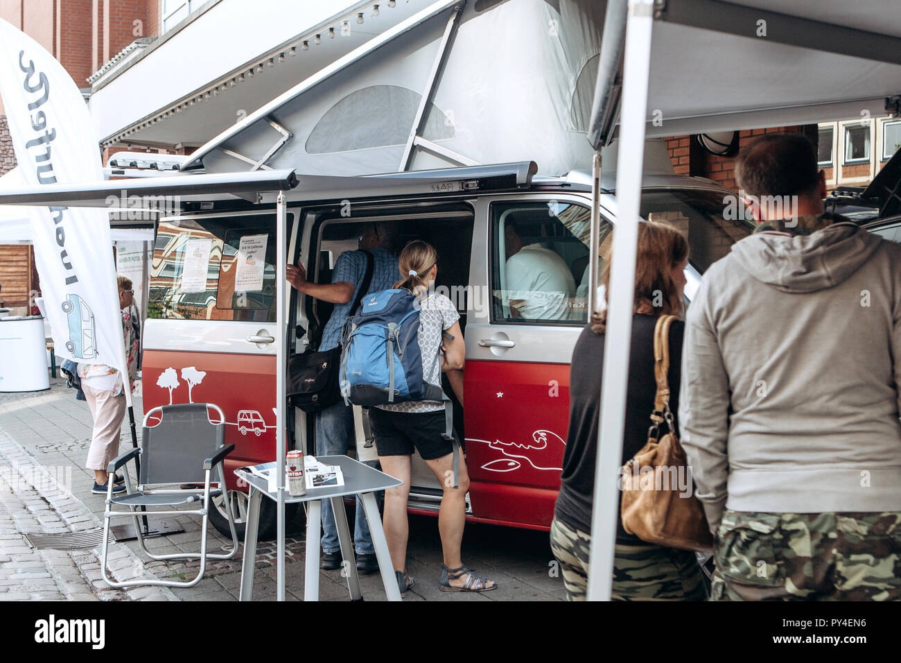 Germania, Muenster, 5 ottobre 2018: vendita di cibo di strada con un carrello attrezzato per il commercio. Small business presso la fiera della città. Foto Stock