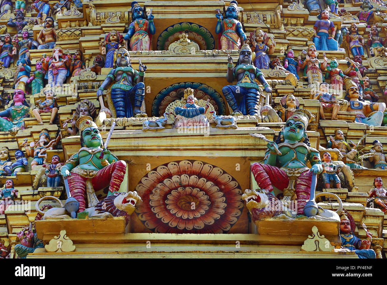Chiudere i dettagli sulla facciata del Tempio Hindu Sri Muthumariamman Kovil a Matale nello Sri Lanka Foto Stock