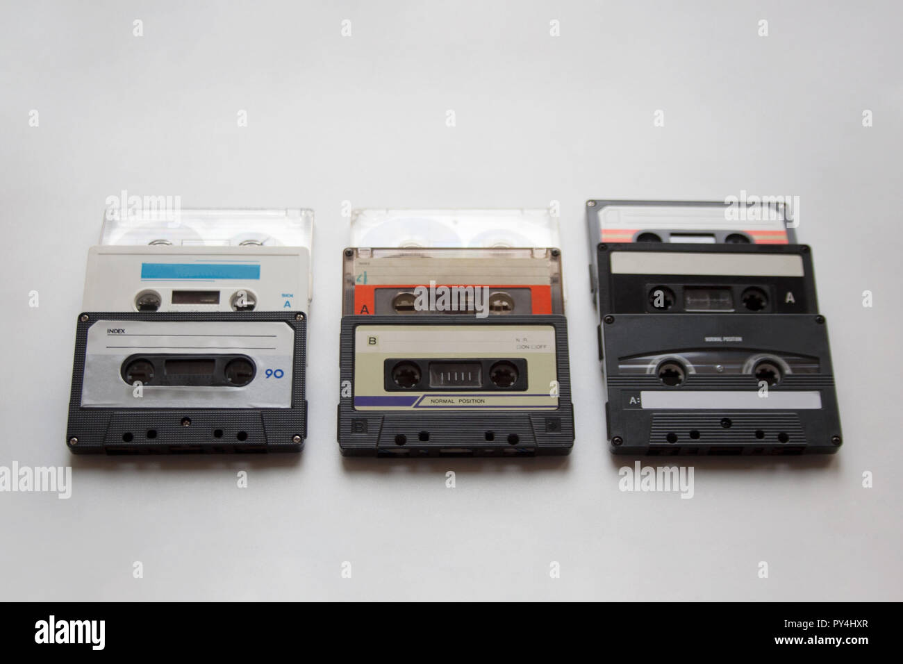 Retrò audio cassette isolate su sfondo bianco Foto Stock