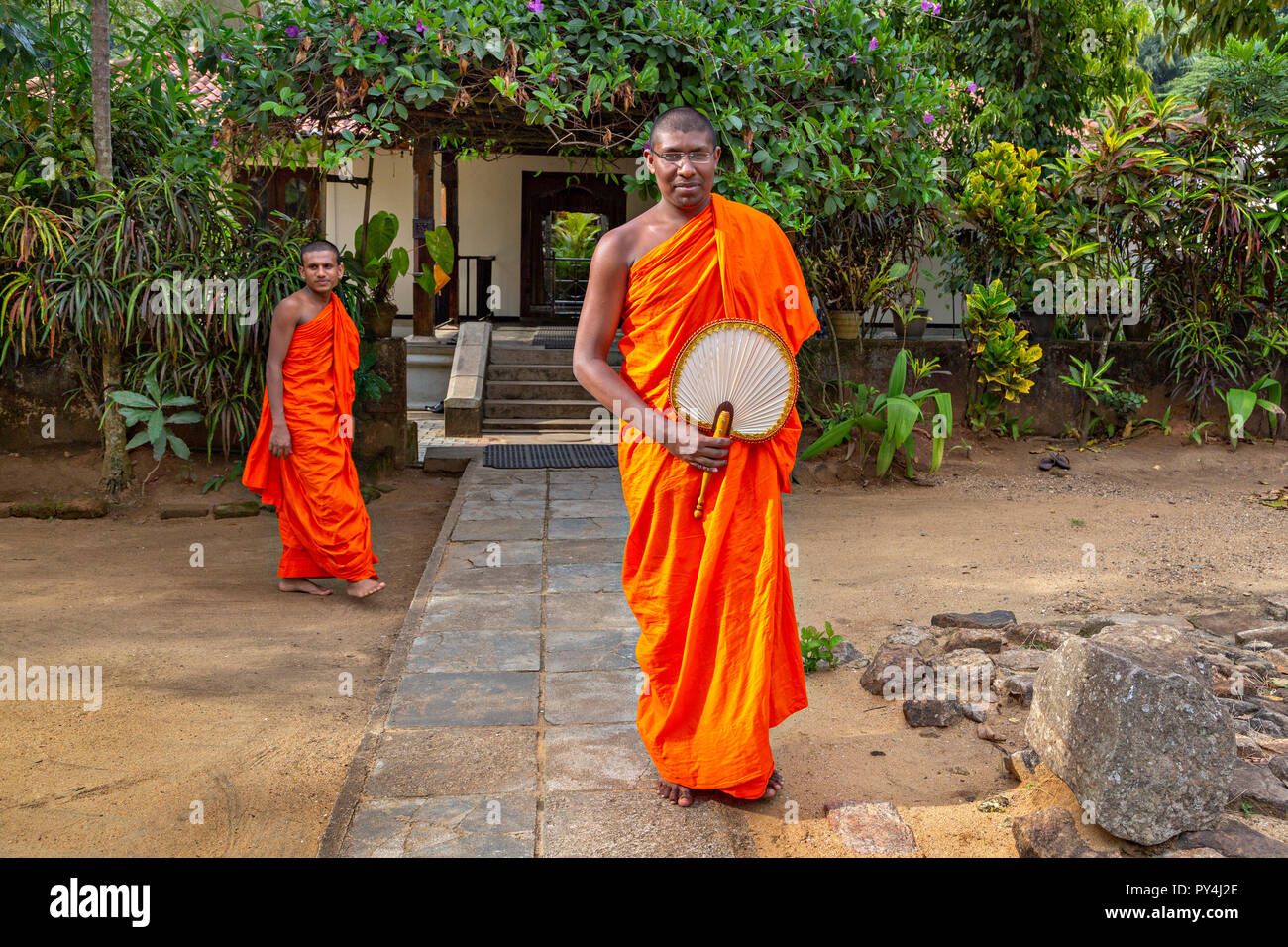 I monaci presso il Tempio della Reliquia del Dente, Kandy, Sri Lanka. Foto Stock
