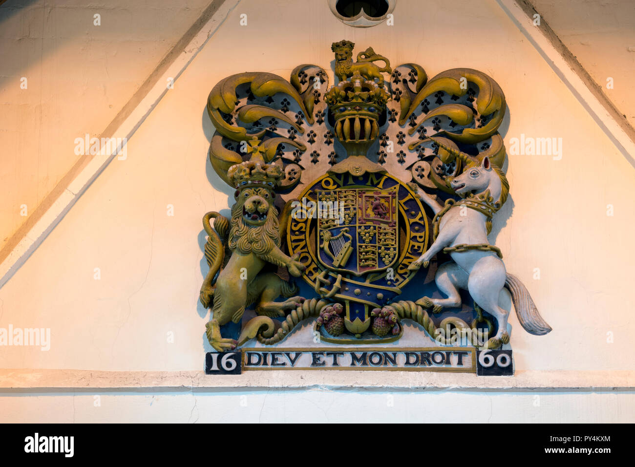 Il re Carlo II stemma della città di San Dionigi Chiesa, Market Harborough, Leicestershire, England, Regno Unito Foto Stock