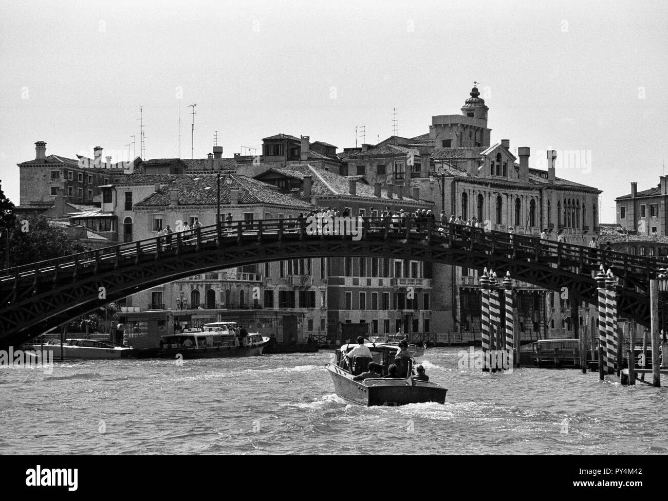 Il motoscafo avvicinando una cresta di turisti a Venezia, Italia, monocromatico Foto Stock