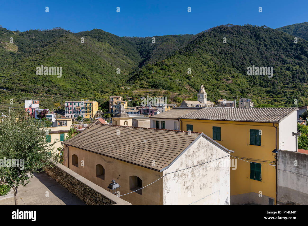 Vista panoramica della città sulla collina di Corniglia nelle Cinque Terre park, Liguria, Italia Foto Stock