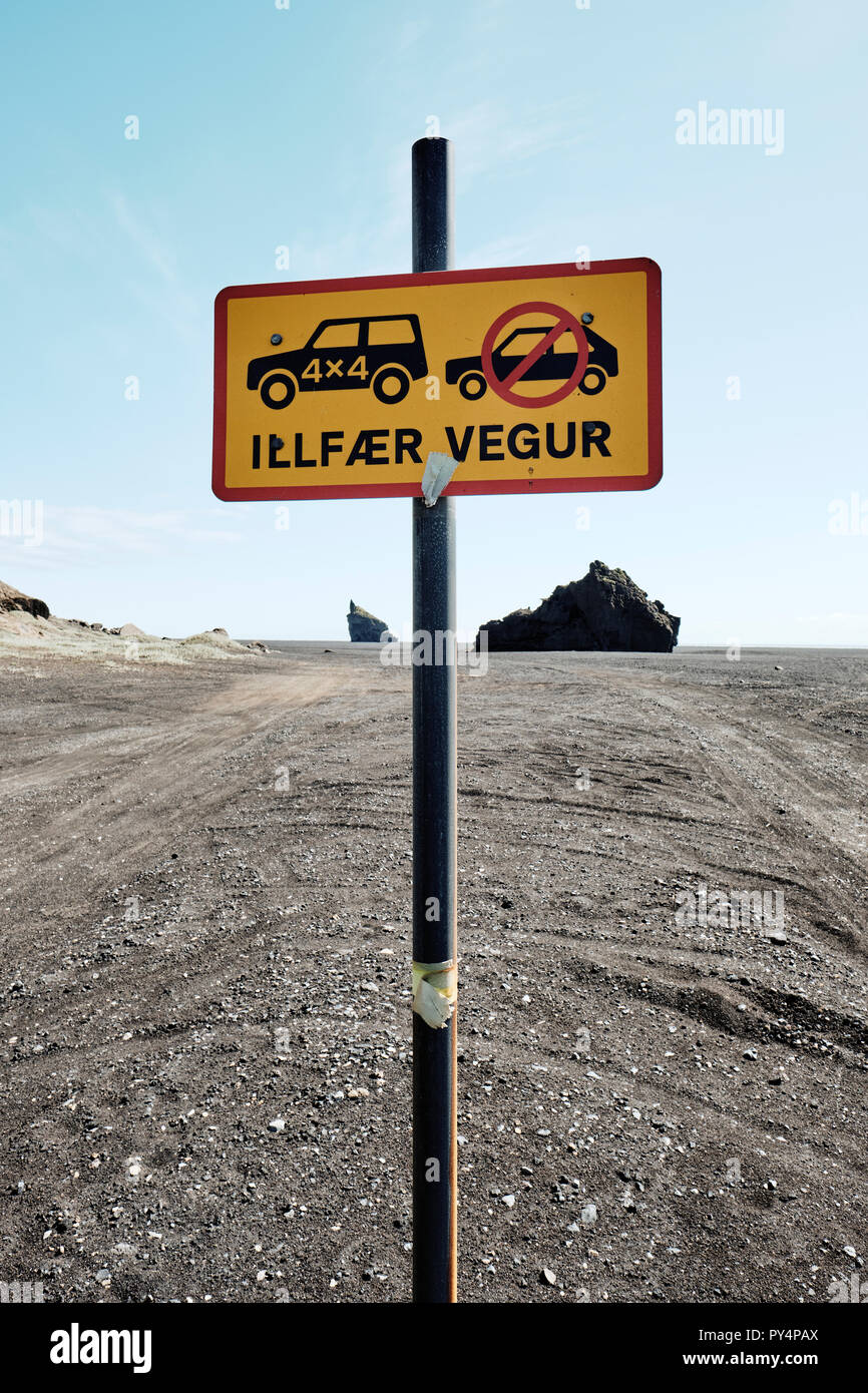 Una trazione a quattro ruote motrici auto solo segno nel lunare come sabbia nera di paesaggio Mýrdalssandur vicino a Vik nel sud dell'Islanda. Foto Stock