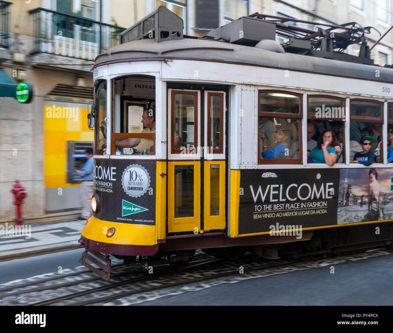 Una vecchia Lisbona trolley car arrotondamento di un angolo al centro di Lisbona, Portogallo Foto Stock