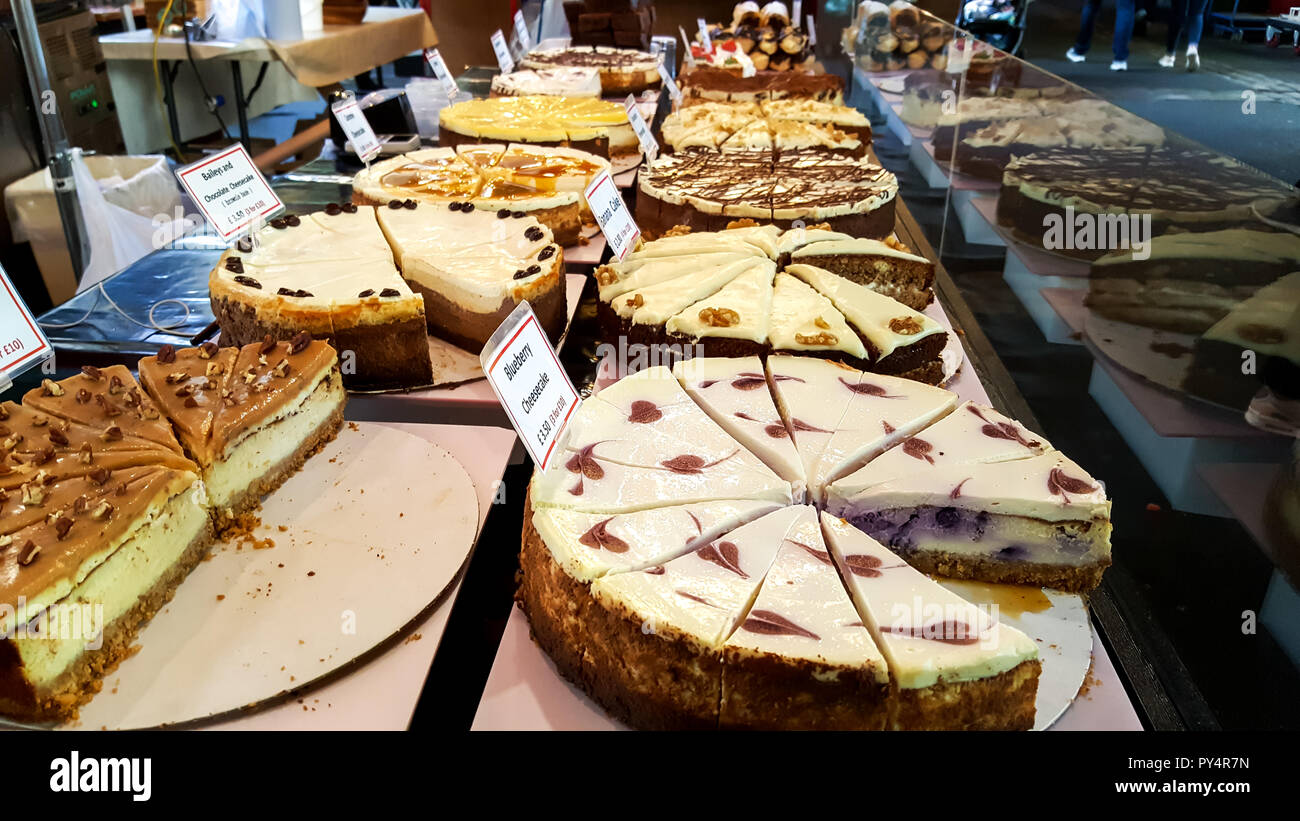 Un mercato di vendita di stallo cheesecake Foto Stock