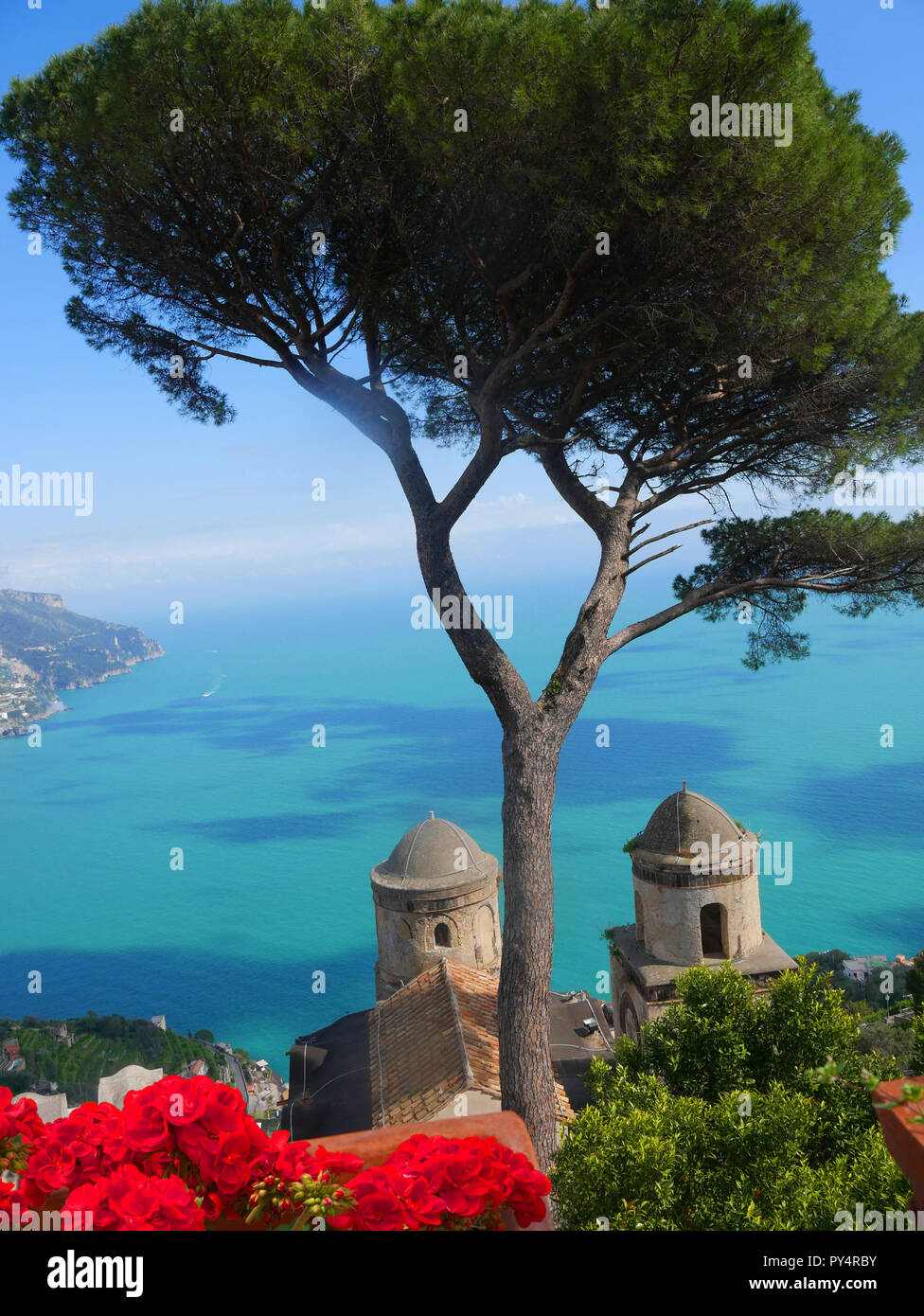 La Villa Rufolo a Ravello ha dei fantastici panorami mozzafiato sulla Costiera Amalfitana dalla sua giardini e terrazze Foto Stock