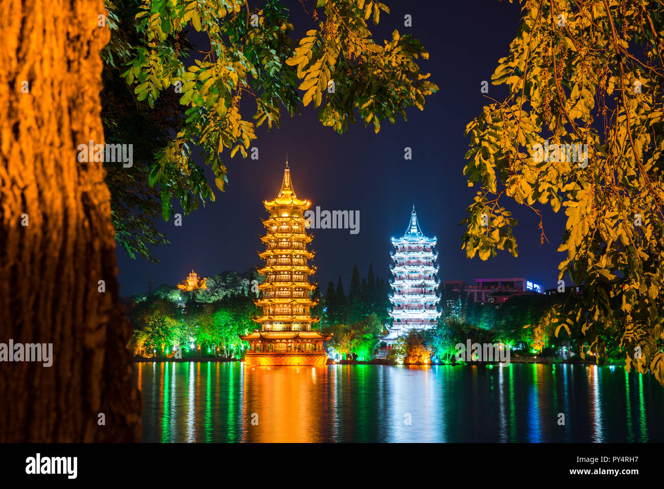 Vista notturna di sole e di Luna pagode al Lago Shanhu o Fir Lake. Oro e Argento pagode individuare presso il centro della città di Guilin, Cina. Guilin è un popolare di Foto Stock