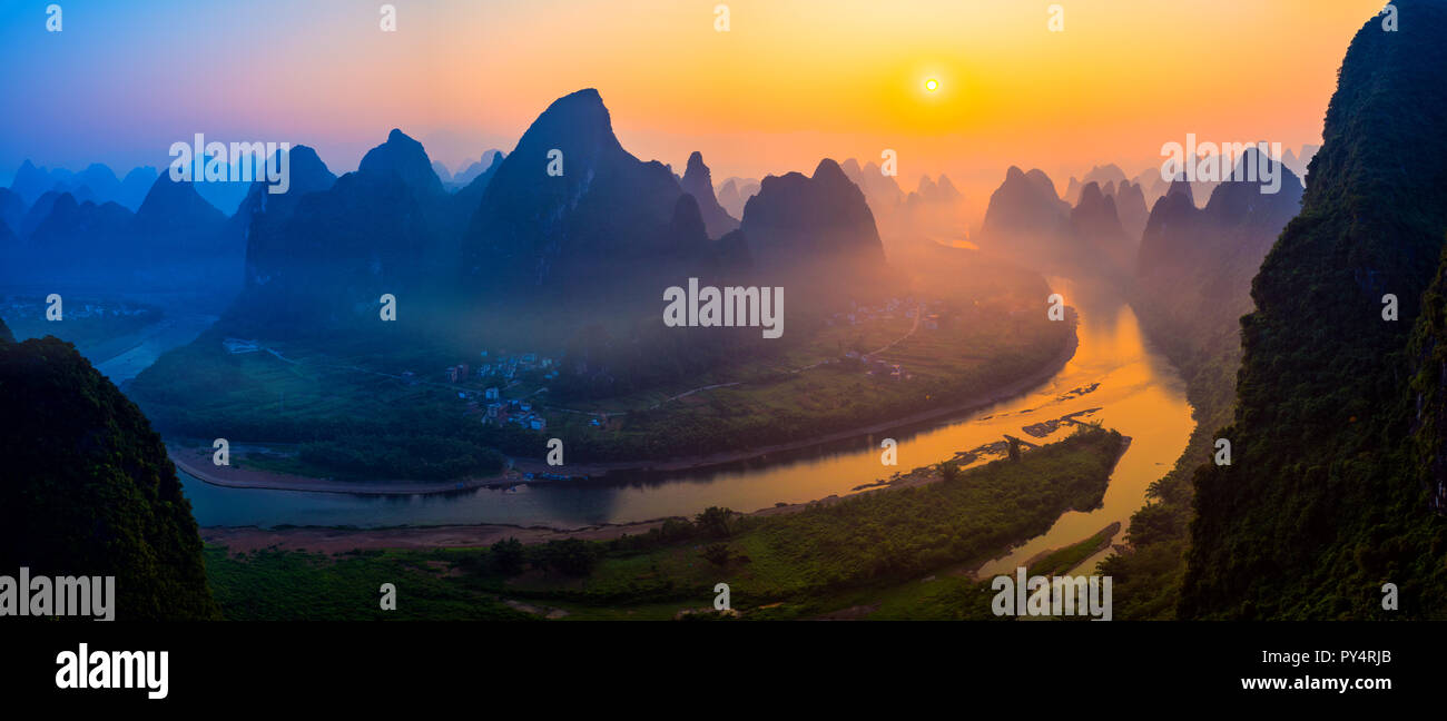 Panorama Sunrise paesaggio di Guilin , il Fiume Li e montagne carsiche chiamato Monte Xingping, provincia di Guangxi, Cina Foto Stock