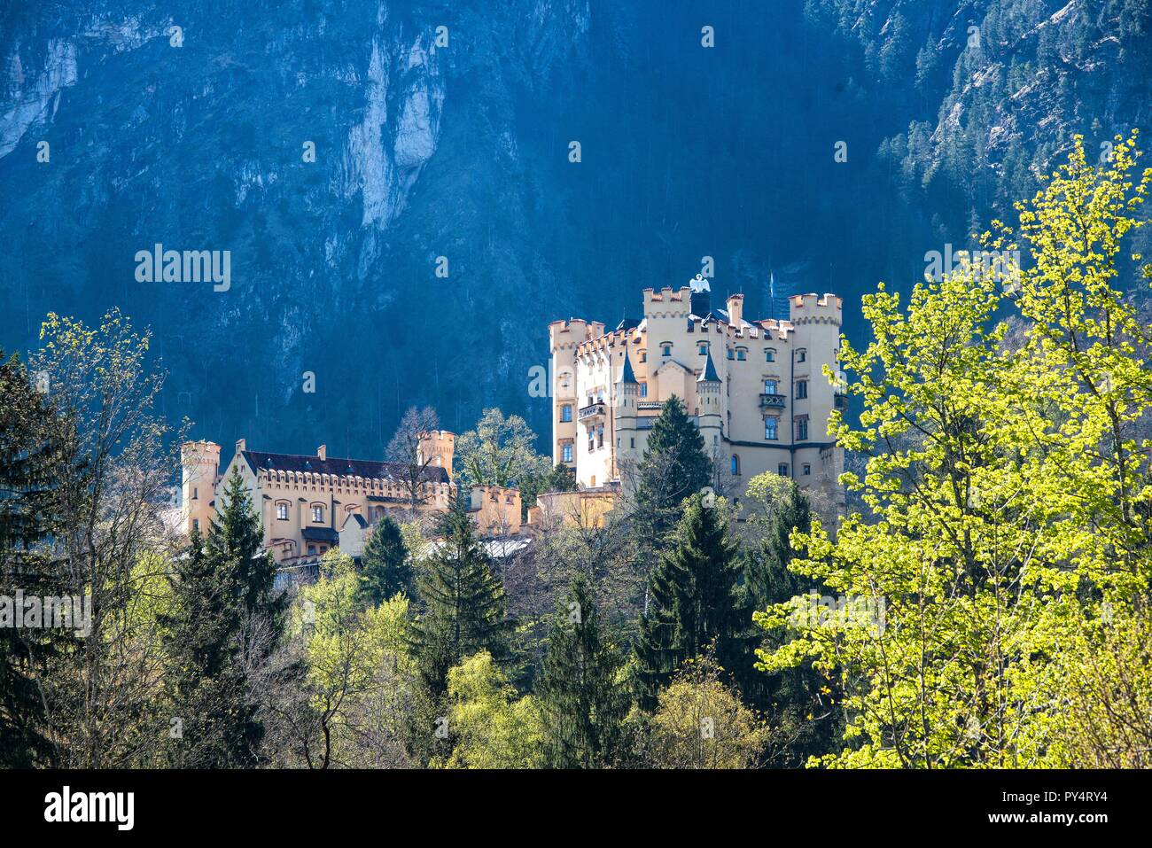 Castello di Hohenschwangau, vicino al famoso Neuschwanstein, è stato costruito da re Ludwig II sui resti di un vecchio forte Foto Stock