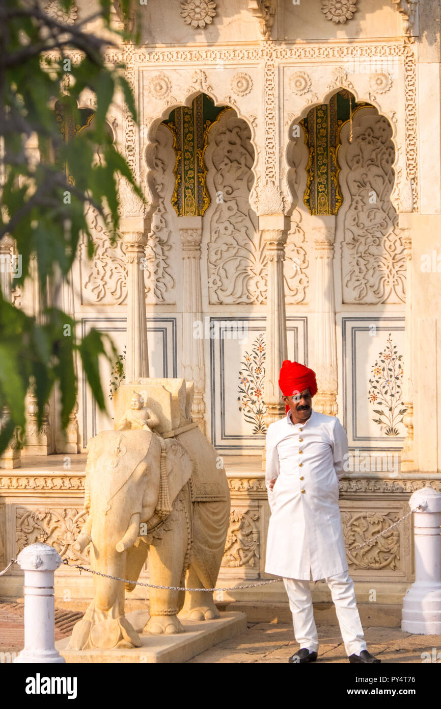 Guard indossando turbante rosso, Città Rosa, Jaipur, Rajasthan,l'India Foto Stock