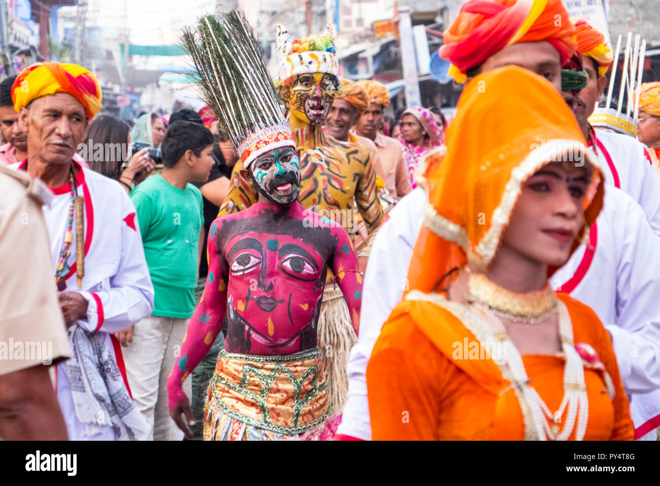 Corpo colorato-dipinto di caratteri in una sfilata in Rajasthan in India Foto Stock