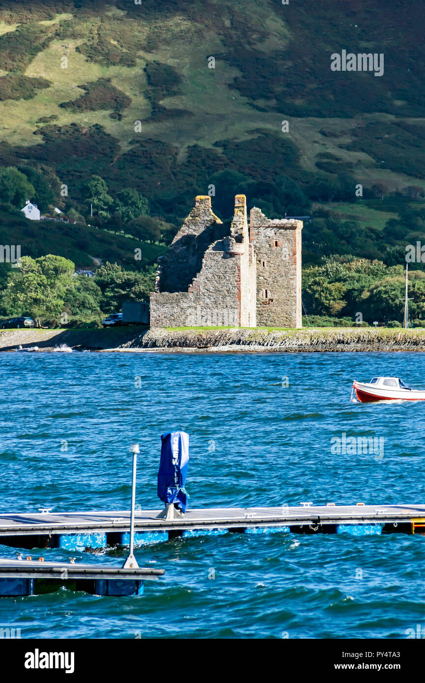 Il castello di Lochranza rovina in Loch Ranza da Lochranza villaggio sull'isola di Arran in North Ayrshire Scotland Regno Unito Foto Stock