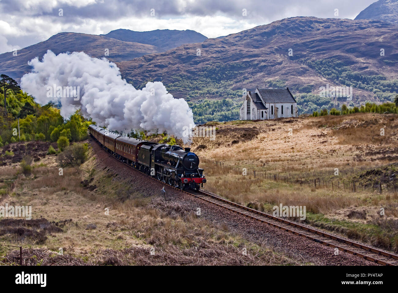 Il Giacobita di bolina a vapore il treno diretto da nero a cinque 45231 en route a Mallaig da Fort William in West Highlands Highland Scozia passa Polnish Foto Stock