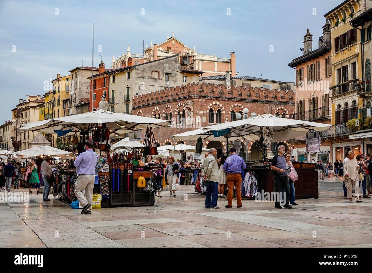 Verona, Italia. La Piazza delle Erbe è uno degli hotspot turistico di Verona, riempito con bancarelle di souvenir di un vivace mercato Foto Stock