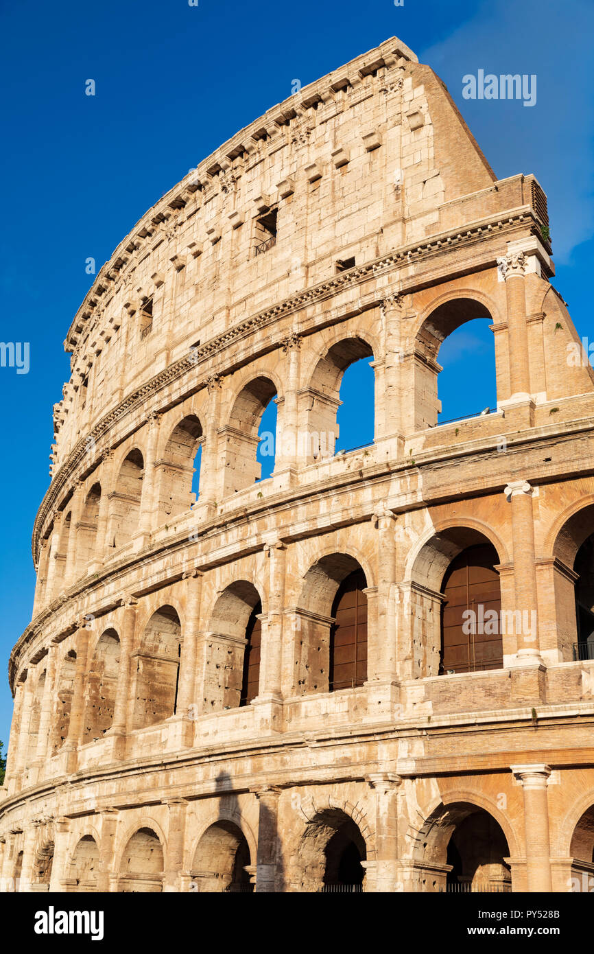 La facciata originale del Colosseo a Roma Foto Stock