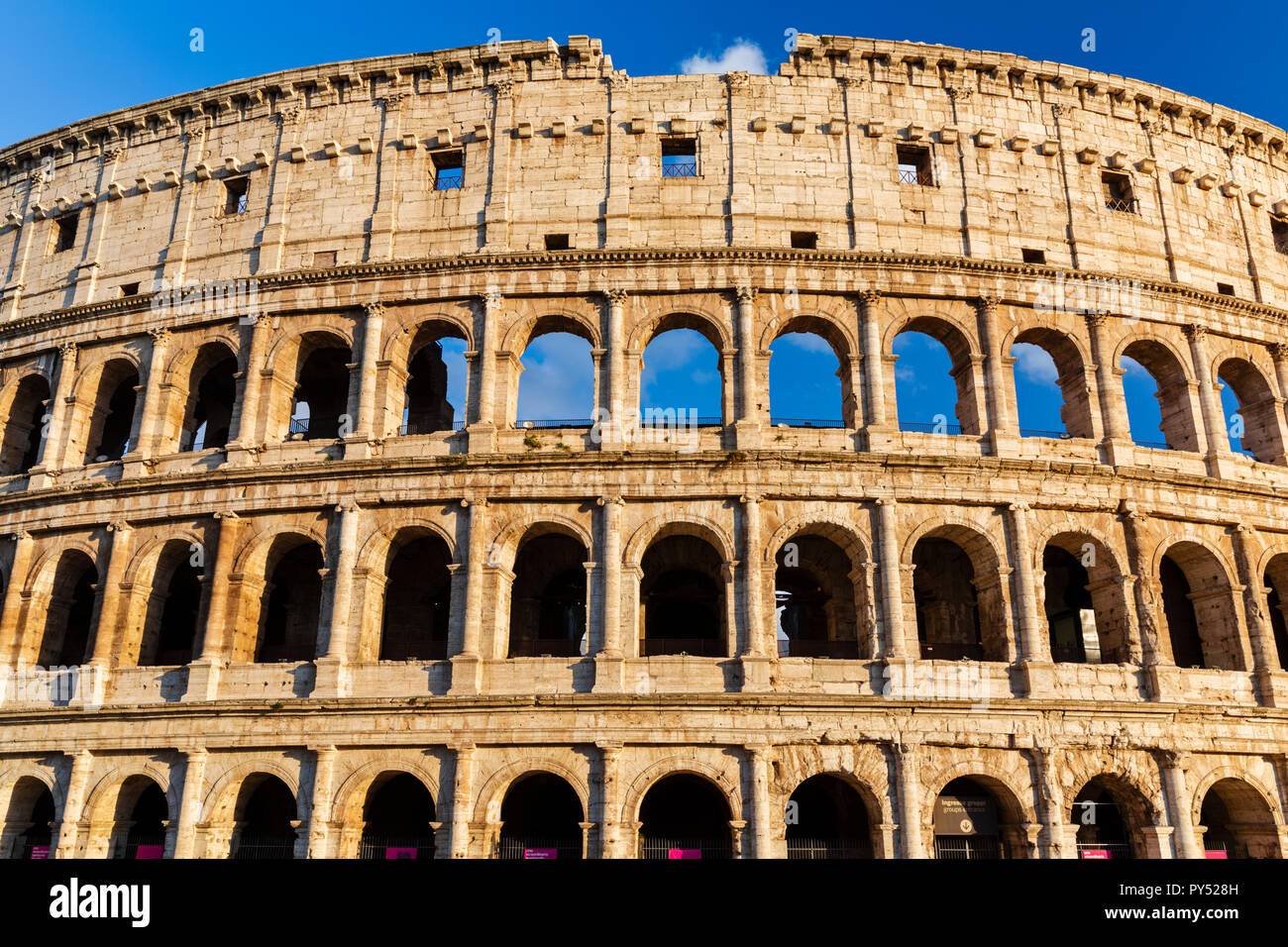 La facciata originale del Colosseo a Roma al tramonto. Foto Stock