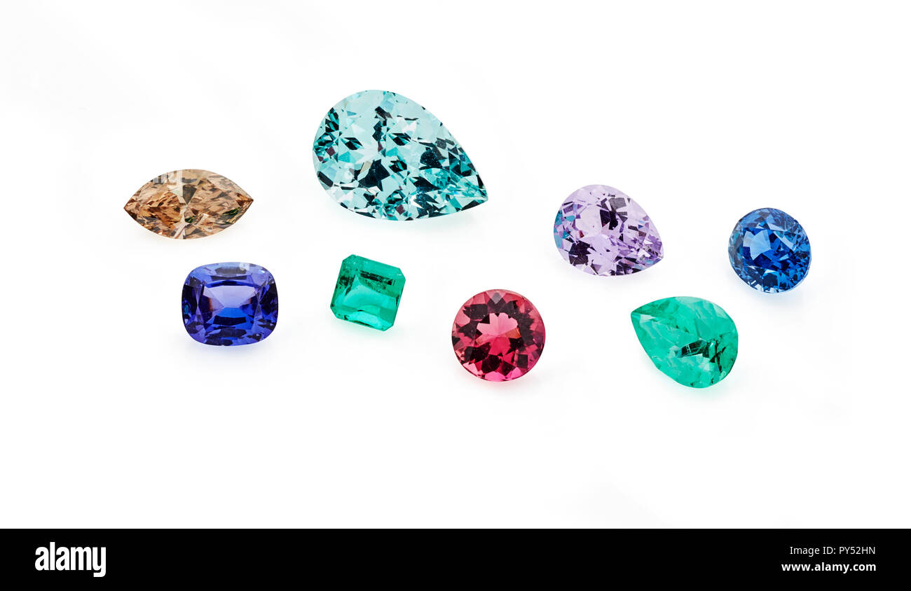 Gruppo di gemme colorate su sfondo bianco tra cui smeraldi, ametisti, zaffiri, granato e topazio Foto Stock