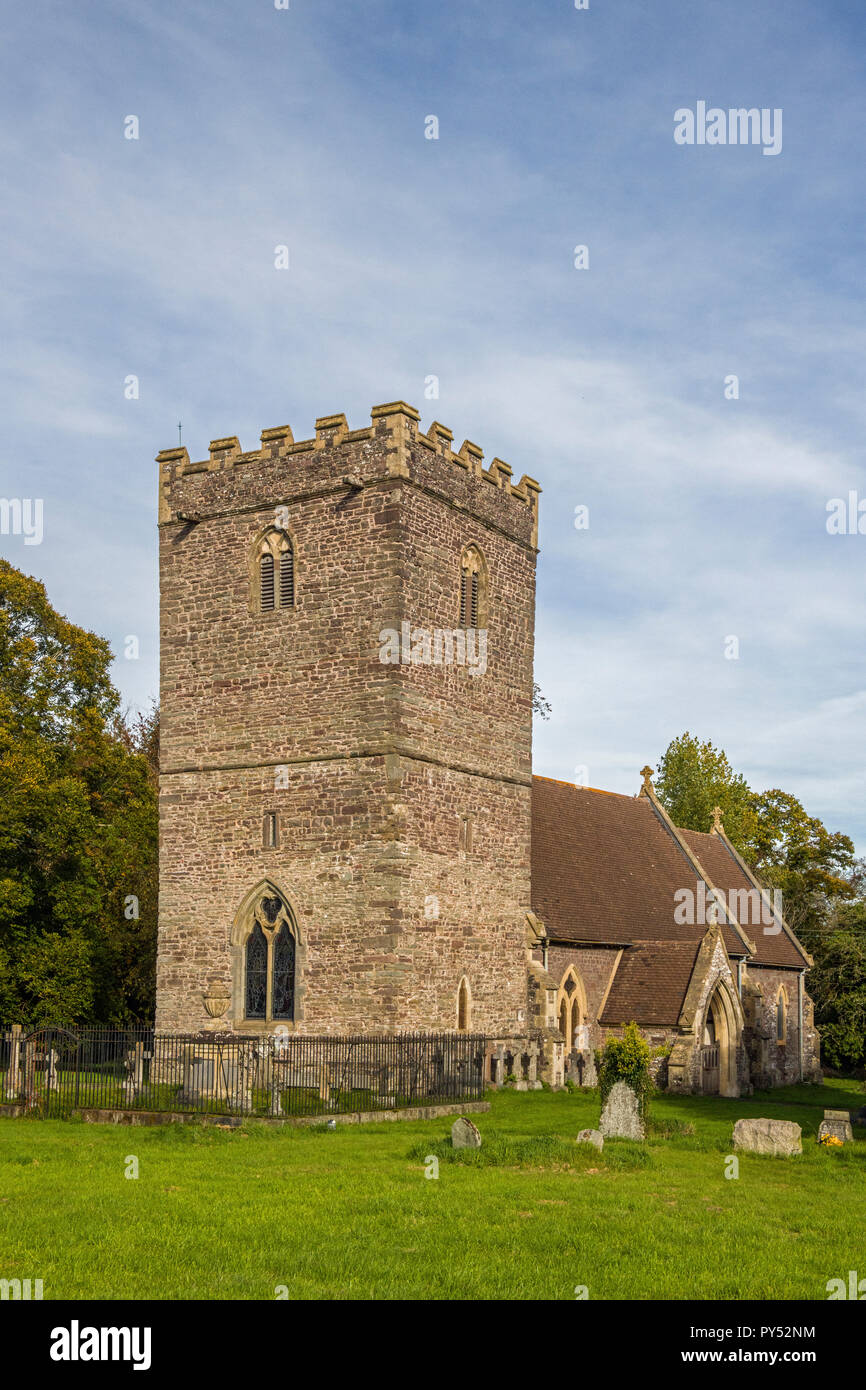 Chiesa di St Brynach nel villaggio di Llanfrynach nel Parco Nazionale di Brecon Beacons Powys Galles del Sud Foto Stock