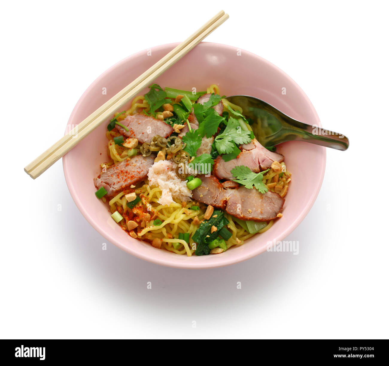 Bami haeng mu daeng, Egg Noodles serviti con arrosto di maiale, cibo tailandese Foto Stock