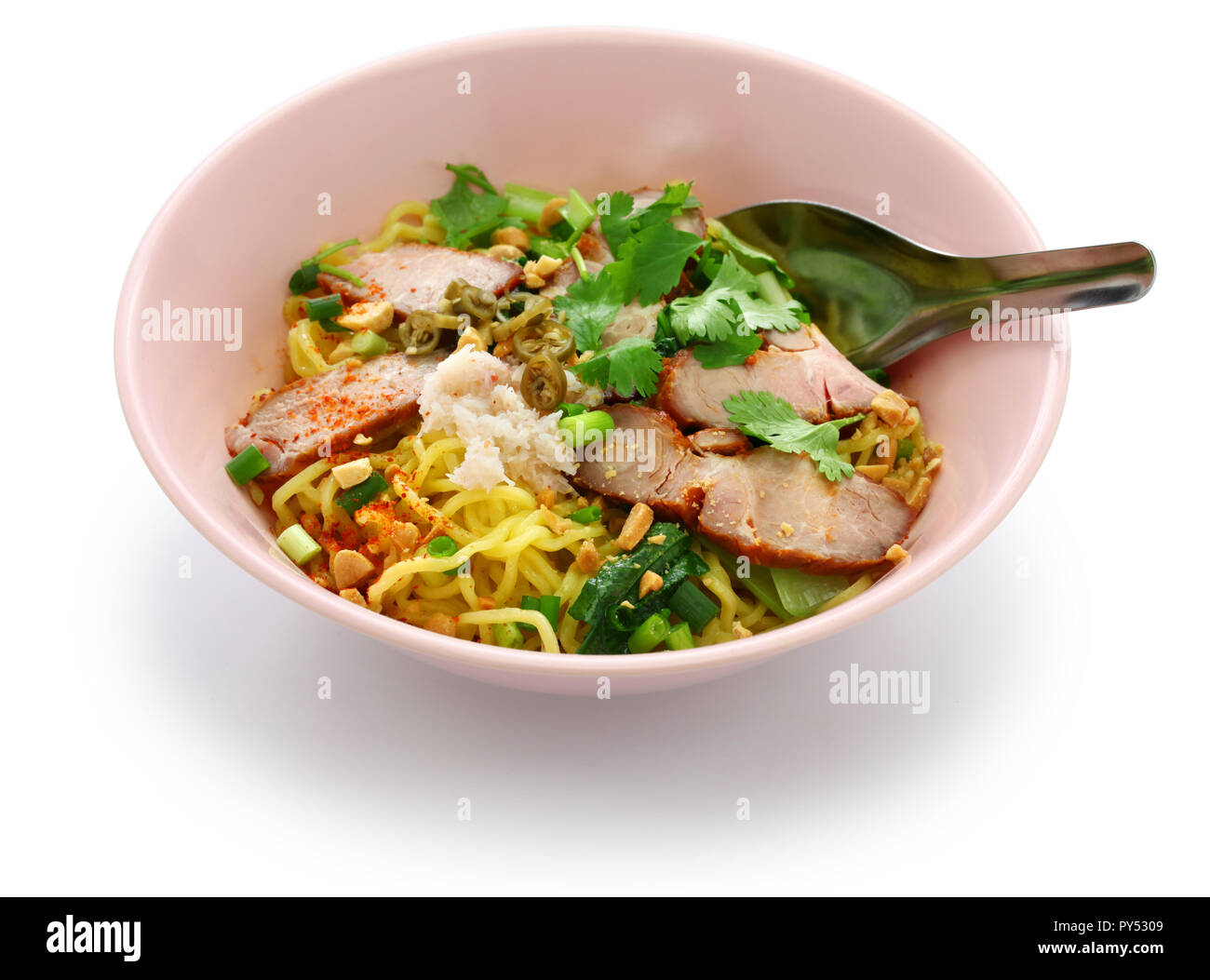 Bami haeng mu daeng, Egg Noodles serviti con arrosto di maiale, cibo tailandese Foto Stock
