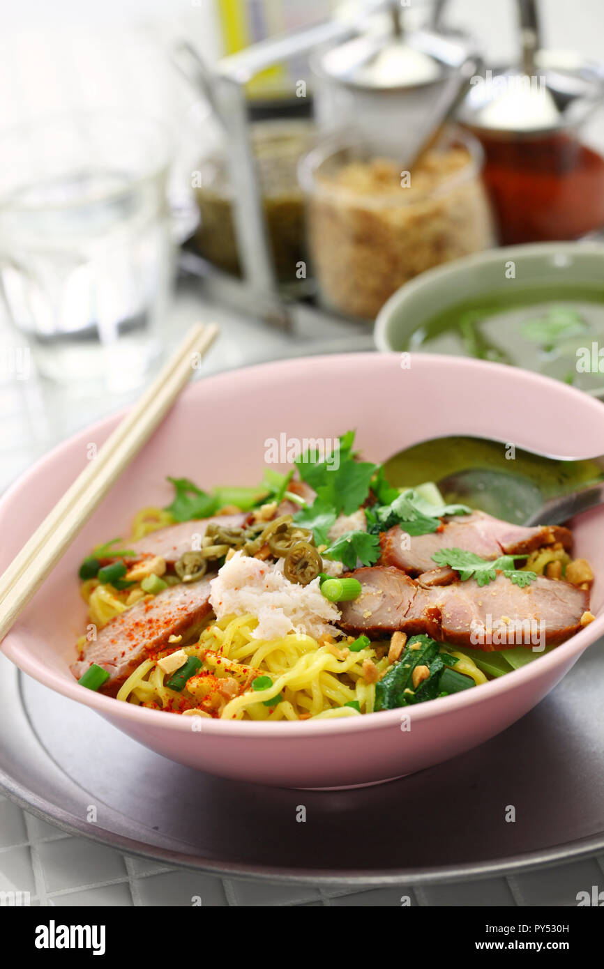 Bami haeng mu daeng, Egg Noodles serviti con arrosto di maiale, cibo tailandese Foto Stock