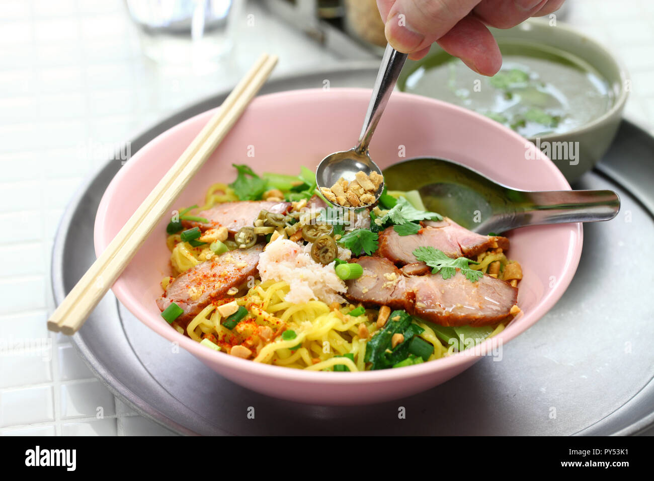 Bami haeng mu daeng, Egg Noodles serviti con arrosto di maiale, cibo tailandese Foto Stock